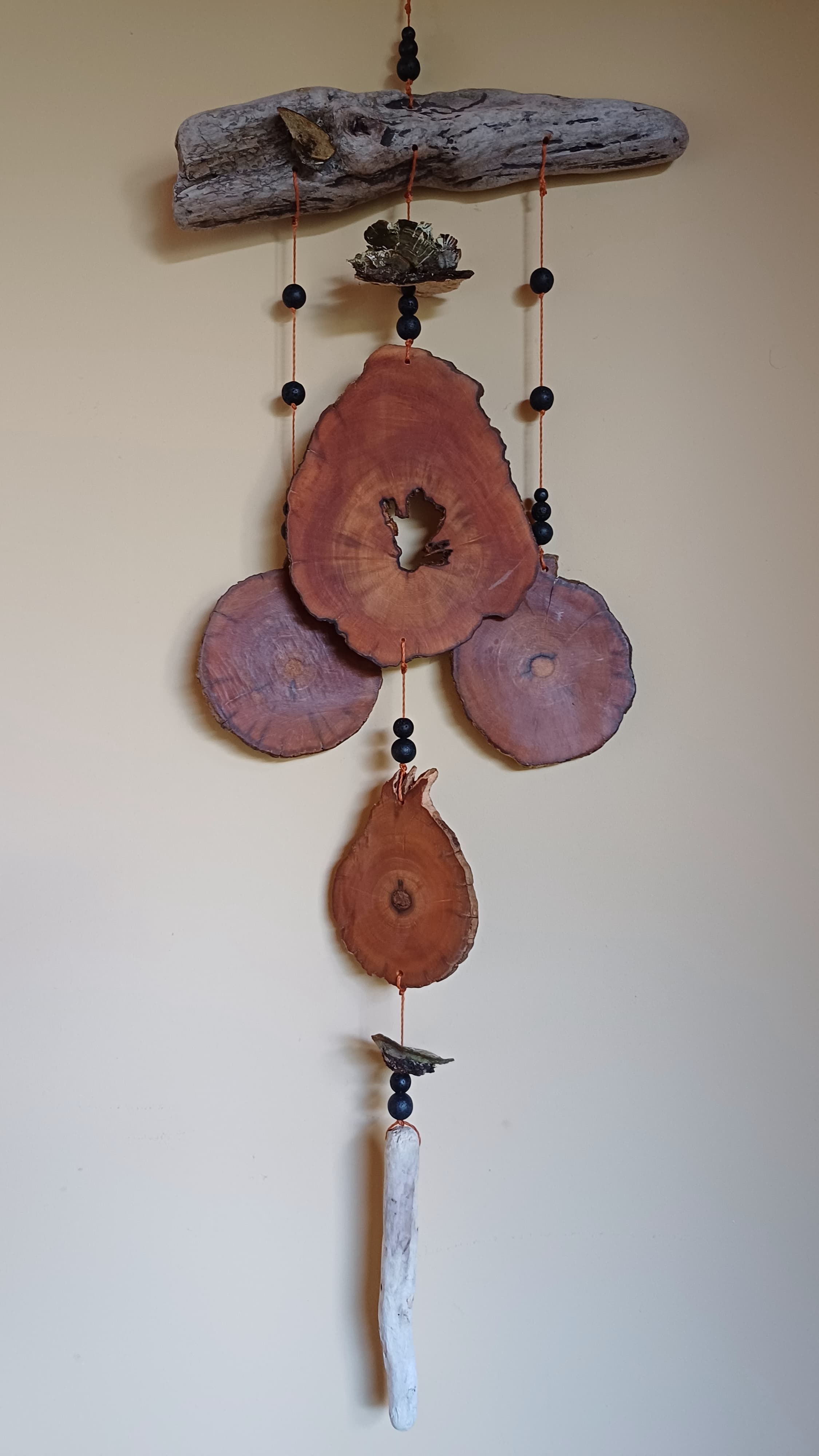 Móvil de madera de picoyo y piedras volcánicas